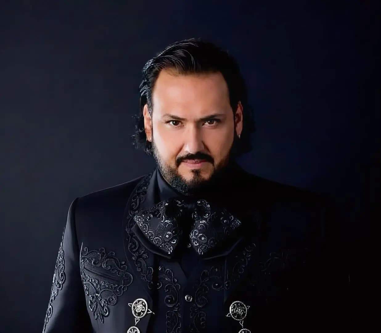 Umberto Veloz cantando en el escenario